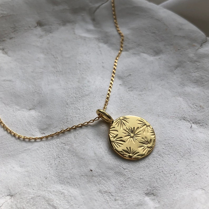 Goldfarbener Sonnenstrahl-Scheibenanhänger, goldene Sonnen-Charm-Halskette, Vintage-Sonnenmotiv, Sonnenschein-Münzen-Halskette, Geschenke für Sie. Bild 6