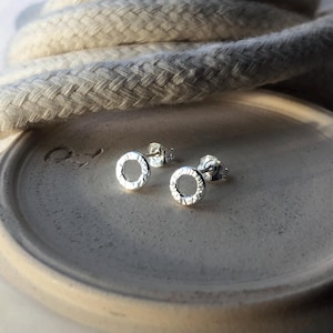 Pendientes circulares texturizados de plata de ley reciclada: regalo de joyería sostenible y artesanal.