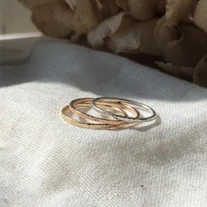 Anello impilabile martellato in oro riciclato anello delicato in oro massiccio da 9 ct o fede nuziale alternativa immagine 10