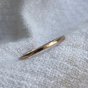 Anello impilabile martellato in oro riciclato anello delicato in oro massiccio da 9 ct o fede nuziale alternativa immagine 7