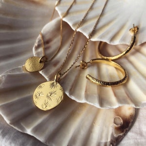 Goldfarbener Sonnenstrahl-Scheibenanhänger, goldene Sonnen-Charm-Halskette, Vintage-Sonnenmotiv, Sonnenschein-Münzen-Halskette, Geschenke für Sie. Bild 10