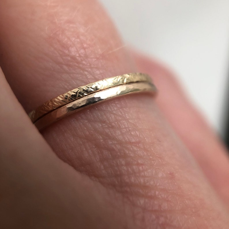 Anello impilabile martellato in oro riciclato anello delicato in oro massiccio da 9 ct o fede nuziale alternativa immagine 8