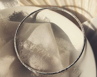 Bracciale sottile impilabile in argento, braccialetto in argento riciclato, braccialetto strutturato, braccialetto Boho, gioielli sostenibili fatti a mano.