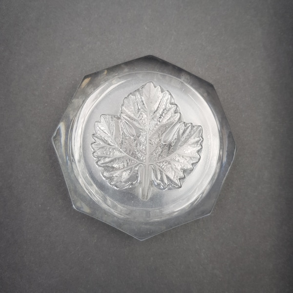 LALIQUE | Presse-papier en cristal | Octogonal | A motif de feuille d'arbre en relief | Diam. 9cm Haut. 3cm | Vintage | Détails ci-dessous