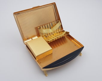Ancienne boite à cigarettes musicale | Métal doré | Rectangulaire | 13.5cm x 11 x 4cm | Très bon état | Détails ci-dessous