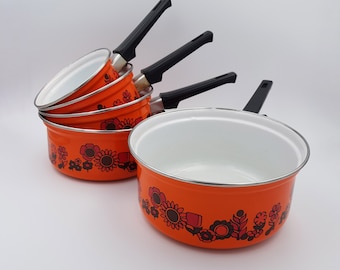 Vintage 1970s | 5 casseroles émaillées | Orange à décoration florale | Diamètres de 14 à 22cm | Bon état | Détails ci-dessous