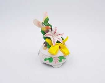 Small lidded box | Porcelain bisquit | Naturalistic decoration | Total height 14cm (5 1⁄2in) | See details below