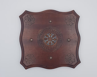 Vintage wooden trivet | Engraved | Central medallion | France 1950s | Very good condition | See details below