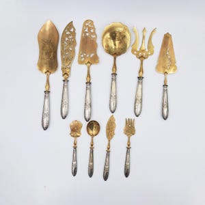 10 piezas de servir de metal dorado estilo Art Nouveau, servicio de petit fours, palas para tartas, cubiertos para fresas, finamente grabados, circa 1950/60