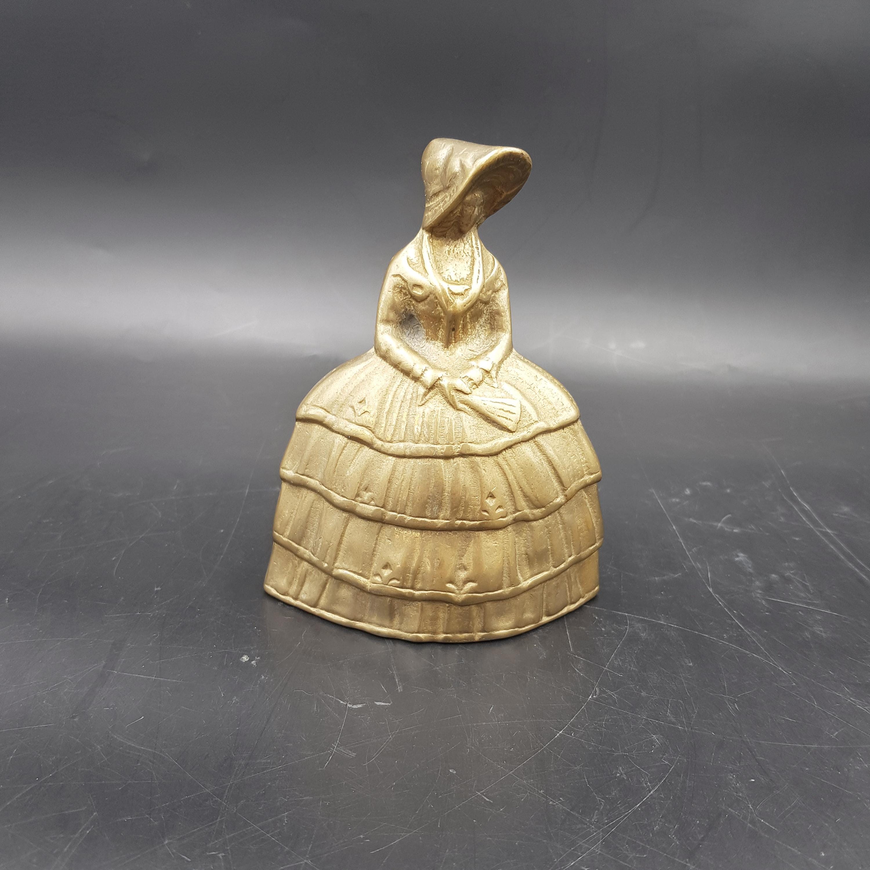 Clochette de bronze dans objets du xxe siècle et récents