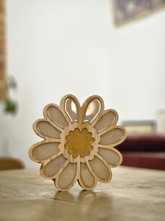 Wooden Flower Night Light: Pine & Epoxy Resin Daisy Lamp