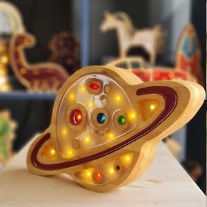 Handmade Planet Nachtlicht | Hölzerne Raum Kinderzimmer-Lampe | LED Kinderzimmer Dekor | Weltraum Themed Geschenk