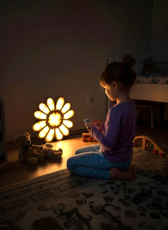 Wooden Flower Night Light: Pine & Epoxy Resin Daisy Lamp