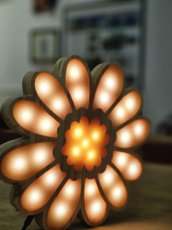 Wooden Flower Night Light: Pine & Epoxy Resin Daisy Lamp