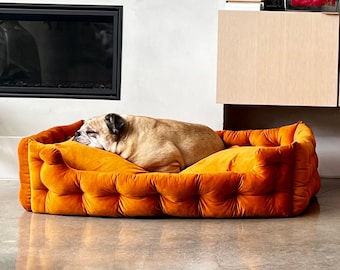 A luxurious, handcrafted dog bed for a French Bulldog – with an embroidered name and soft, comfortable filling