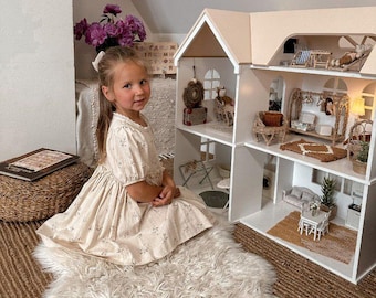 Handgemaakt Scandinavisch houten poppenhuis met meubelset