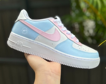 Zapatillas Air Force 1 personalizadas con revelación de género. Azul bebé y rosa bebé. Zapatillas bajas