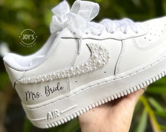 Zapatillas de boda para la novia, Regalo de boda personalizado para la novia, AF1 personalizado con zapatillas de perlas blancas