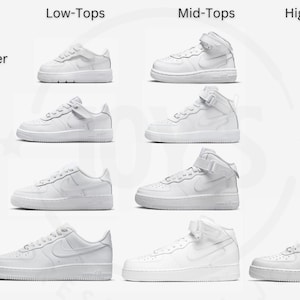 Puede incluir: Zapatillas de cuero blanco en estilos bajos, medios y altos para beb&eacute;s, ni&ntilde;os peque&ntilde;os, ni&ntilde;os peque&ntilde;os, ni&ntilde;os grandes y adultos. La imagen muestra los diferentes tama&ntilde;os y estilos de las zapatillas.