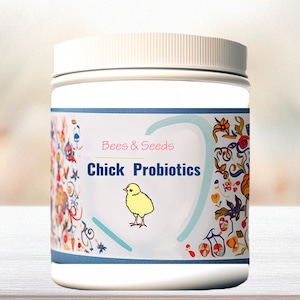 Pu&ograve; includere: Barattolo di plastica bianco con un'etichetta colorata che presenta un'illustrazione di un pulcino e il testo "Bees & Seeds Chick Probiotics".