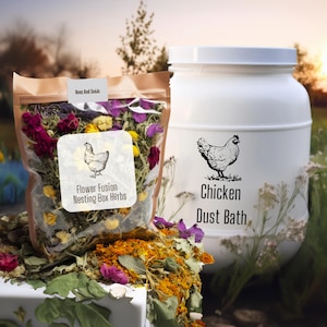 Könnte beinhalten: Ein weißer Plastikbehälter mit der Aufschrift "Chicken Dust Bath" und einer Schwarzweißillustration eines Huhns. Ein brauner Papierbeutel mit einem Sichtfenster zeigt getrocknete Kräuter und Blumen mit den Aufschriften "Bees And Seeds" und "Flower Fusion Nesting Box Herbs".