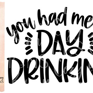 Pode incluir: Design gr&aacute;fico de texto preto e branco que l&ecirc; "You had me at Day Drinking".