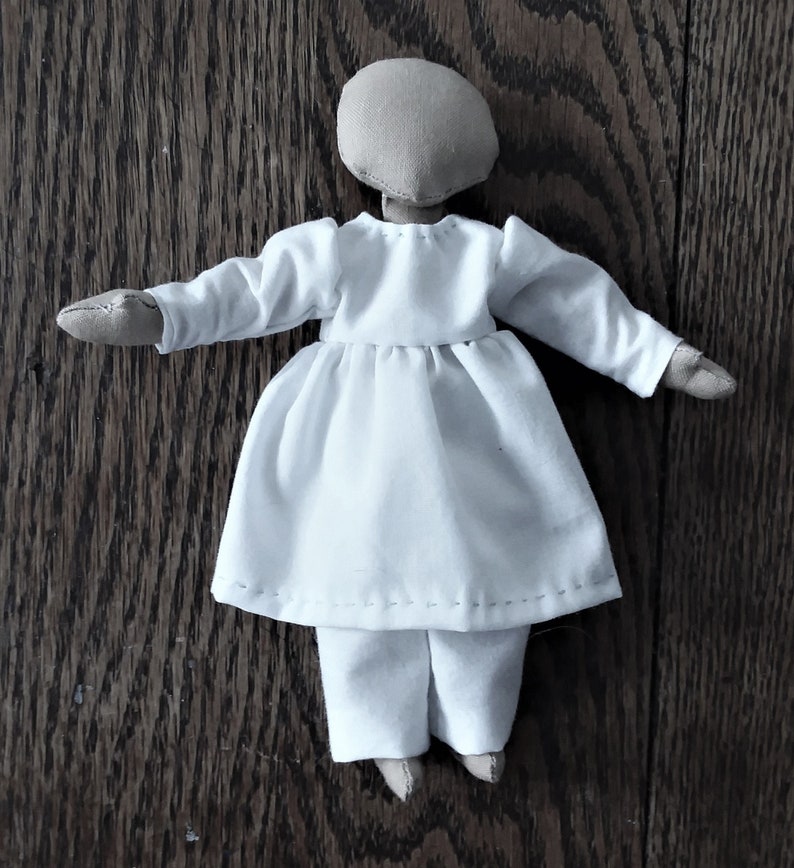 6 cm Cloche Doll Schnittmuster mit Kleidung und Anleitung Bild 1