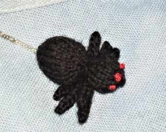 Gestrickte Spinne Halskette