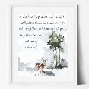 Könnte beinhalten: Ein Aquarellbild einer Waldszene mit einem Reh im Vordergrund. Der Text "He will tend his flock like a shepherd: he will gather the lambs in his arms: he will carry them in his bosom, and gently lead those that are with young. Isaiah 40:11" ist auf dem Bild gedruckt.