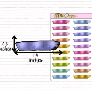 Puede incluir: Una hoja de 14 pegatinas rectangulares brillantes y coloridas. Cada pegatina mide aproximadamente 1,4 pulgadas de ancho y 0,3 pulgadas de alto. Las pegatinas son en tonos de rosa, morado, azul, verde y dorado.