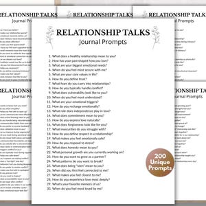 Könnte beinhalten: Weiße Papierbögen mit "Relationship Talks Journal Prompts" in Schwarz gedruckt. Jedes Blatt listet Journal-Eingabeaufforderungen für Paare auf, mit einem runden Aufkleber mit der Aufschrift "200 Unique Prompts".