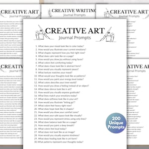 Può includere: Diversi fogli di carta bianchi con "CREATIVE ART Journal Prompts" stampato sopra, ognuno con un elenco di suggerimenti. È visibile un adesivo blu con "200 Unique Prompts". L'immagine è su una superficie di legno.