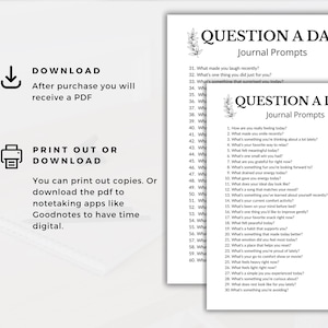 Może przedstawiać: Dwa białe arkusze papieru z pytaniami do dziennika. Tekst "QUESTION A DAY Journal Prompts" znajduje się na g&oacute;rze. Obraz zawiera r&oacute;wnież instrukcje dotyczące pobierania pliku PDF i drukowania kopii.