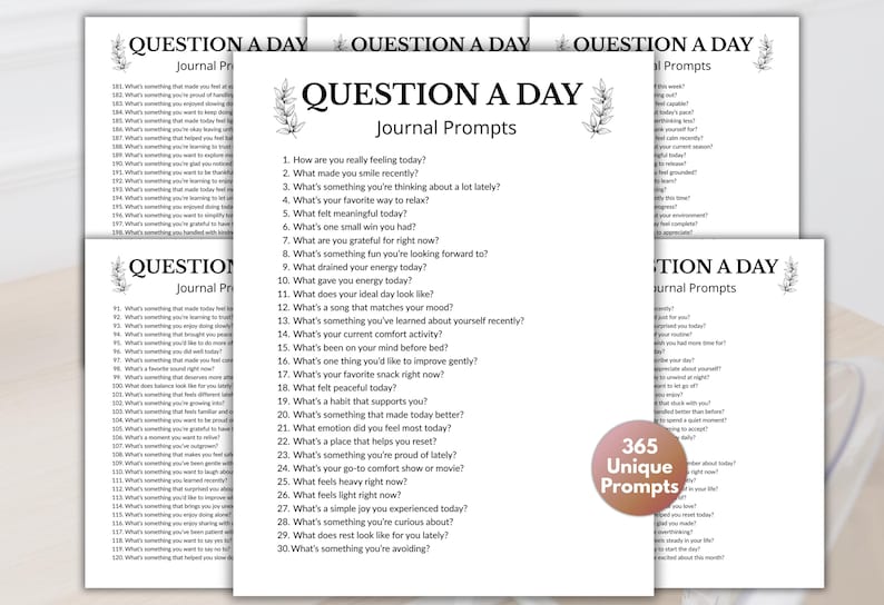 Może przedstawiać: Białe kartki z pytaniami dziennika zatytułowanymi "QUESTION A DAY" i "365 Unique Prompts". Pytania mają na celu autorefleksję, obejmują uczucia, nawyki i codzienne doświadczenia.