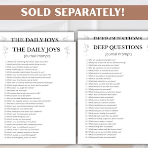Może przedstawiać: Dwa białe arkusze z pytaniami dziennika zatytułowane "The Daily Joys" i "Deep Questions" z kwiatowymi akcentami. Tekst "SOLD SEPARATELY!" znajduje się u g&oacute;ry. Monity służą do autorefleksji.