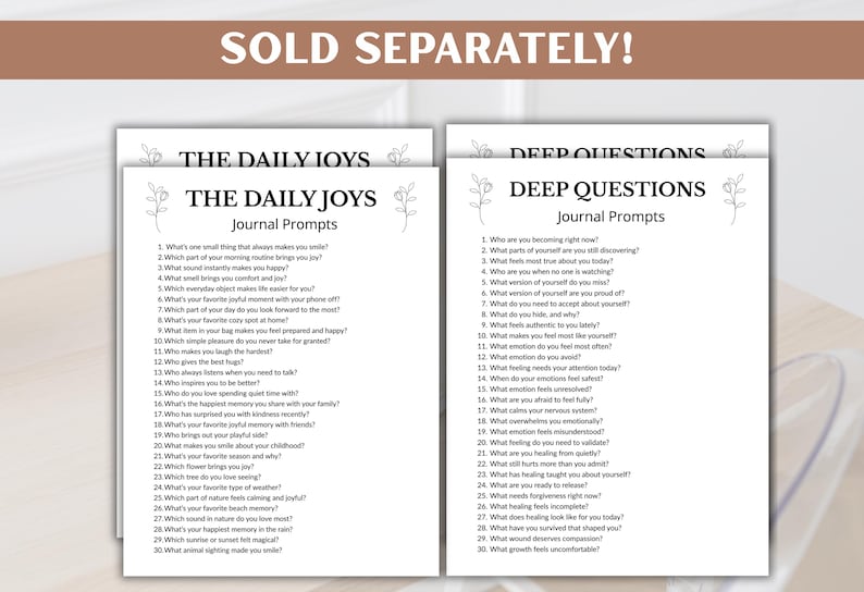 Może przedstawiać: Dwa białe arkusze z pytaniami dziennika zatytułowane "The Daily Joys" i "Deep Questions" z kwiatowymi akcentami. Tekst "SOLD SEPARATELY!" znajduje się u g&oacute;ry. Monity służą do autorefleksji.