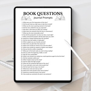 Puede incluir: Una tableta digital muestra "BOOK QUESTIONS Journal Prompts" con preguntas sobre libros. Un l&aacute;piz &oacute;ptico y un bol&iacute;grafo est&aacute;n sobre la mesa. La tableta est&aacute; sobre una superficie de madera de color claro.