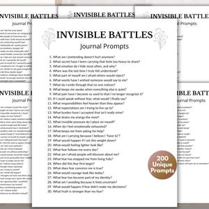 Puede incluir: Una colección de hojas de papel blancas con el título INVISIBLE BATTLES Journal Prompts en texto negro, listas numeradas de preguntas reflexivas y una insignia redonda marrón que indica 200 Unique Prompts, dispuestas en una pila.