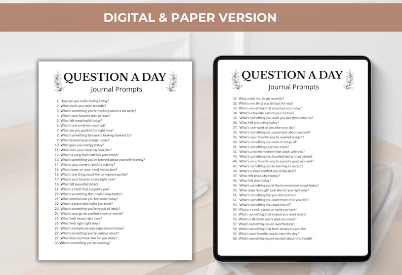 Może przedstawiać: Cyfrowy i papierowy dziennik zatytułowany &bdquo;QUESTION A DAY Journal Prompts&rdquo;. Dziennik zawiera 60 pytań do codziennej refleksji. Obraz przedstawia dziennik na tablecie i wydrukowaną stronę.