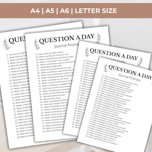 Może przedstawiać: Białe papierowe podpowiedzi do dziennika z tekstem "QUESTION A DAY" i kwiatowym wzorem. Podpowiedzi do dziennika są dostępne w rozmiarach A4, A5, A6 i Letter. Podpowiedzi są ponumerowane i zawierają pytania.