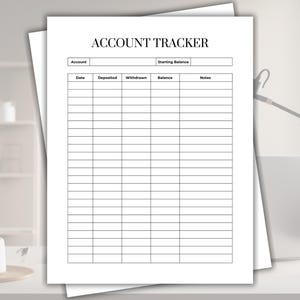 Könnte beinhalten: Ein weißes Papierdokument mit dem Titel ACCOUNT TRACKER und einem Rasterlayout für Finanzunterlagen. Die Kopfzeile enthält Felder für Konto und Anfangssaldo, während die Haupttabelle Spalten für Datum, Einzahlung, Auszahlung, Saldo und Notizen enthält.