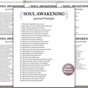 Könnte beinhalten: Weiße Journalseiten mit dem Text "SOUL AWAKENING Journal Prompts" und einer Liste von Fragen. Ein runder Aufkleber zeigt "200 Unique Prompts". Die Journale sind auf einer hellen Oberfläche gestapelt.