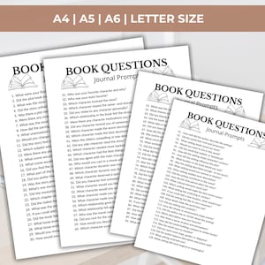 Puede incluir: Cuatro hojas de papel blanco con el texto "BOOK QUESTIONS Journal Prompts" y preguntas numeradas. Los papeles son de tama&ntilde;os A4, A5, A6 y Carta. Los papeles est&aacute;n apilados sobre una superficie clara.