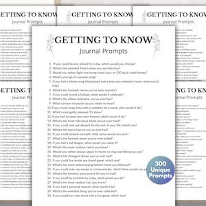 Puede incluir: Varias hojas de papel blanco con el texto "GETTING TO KNOW Journal Prompts" y una lista de preguntas. Las páginas están apiladas, con un círculo azul que dice "300 Unique Prompts".