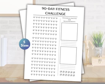 Puede incluir: Un imprimible blanco de 90 días de desafío de fitness con ilustraciones de pesas. El diseño incluye espacio para fotos de progreso y medidas. Un círculo azul indica que hay 5 tamaños disponibles.