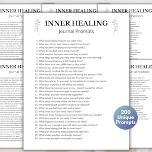 Może przedstawiać: Białe arkusze papieru z tekstem "INNER HEALING Journal Prompts" i kwiatowymi ilustracjami. Monity są ponumerowane i zawierają pytania dotyczące samoopieki i dobrego samopoczucia emocjonalnego. Niebieskie koło wskazuje "200 Unique Prompts".