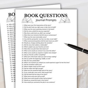 Puede incluir: Dos hojas de papel blanco con "BOOK QUESTIONS Journal Prompts" impreso en negro, junto con una lista de preguntas. Un bol&iacute;grafo negro descansa sobre el papel. El tema est&aacute; relacionado con la lectura y las rese&ntilde;as de libros.