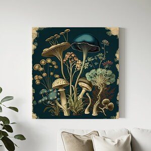 K&ouml;nnte beinhalten: Eine Illustration im Vintage-Stil mit Pilzen und Blumen auf dunkelblauem Hintergrund. Die Pilze sind in verschiedenen Blaut&ouml;nen, Gr&uuml;n- und Braunt&ouml;nen gehalten. Die Blumen sind in Gelb-, Rosa- und Wei&szlig;t&ouml;nen gehalten.