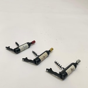 とってもかわいい（そして便利！！）ボトルオープナーとコルク抜きが付いた冷蔵庫用マグネット。見た目がかっこいいだけでなく、実用的でもあります！楽しいギフトです。