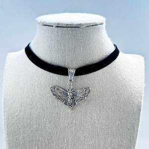 Silber Schädel Motte Anhänger Choker, schwarzer Samt Choker, Boho /Gothic Choker
